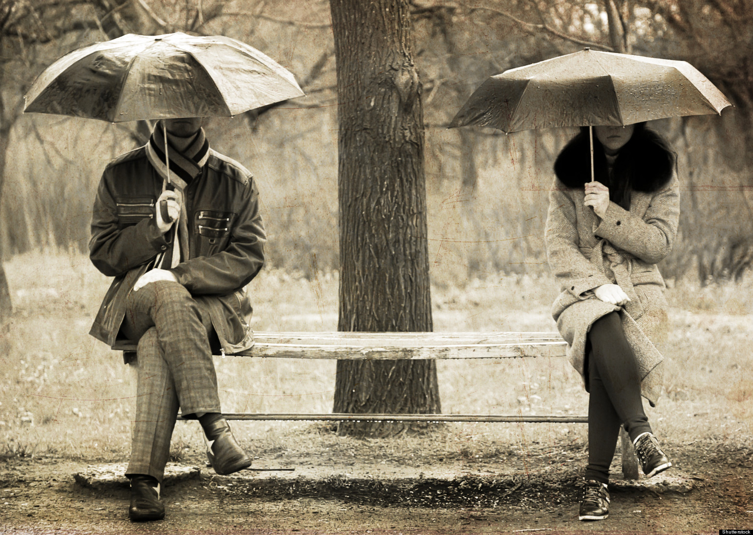 Грусть расставание. Два разных человека. Человек под зонтом. Два одиноких человека. Расставание фото.