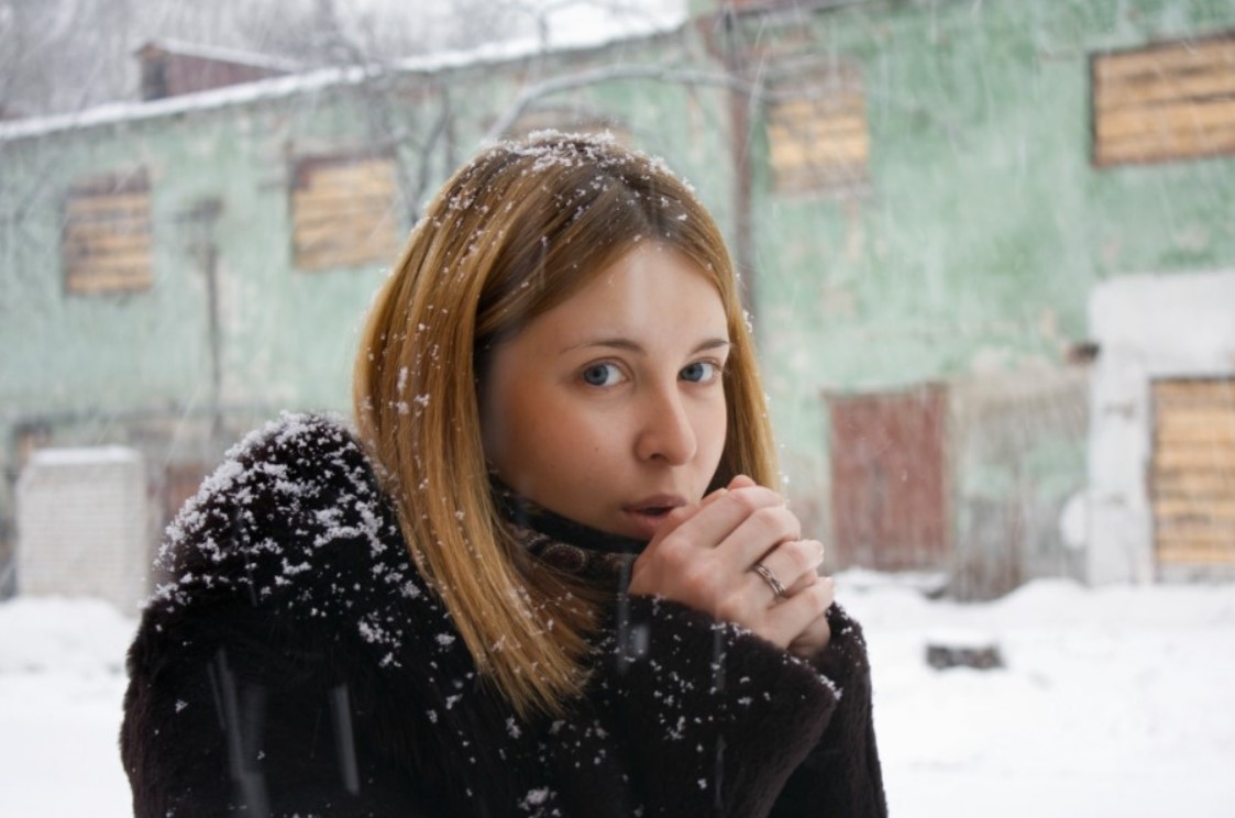 Когда можно ходить без шапки. Надень шапку мама. Зимой без шапки. Девушка зима. Ходить без шапки.