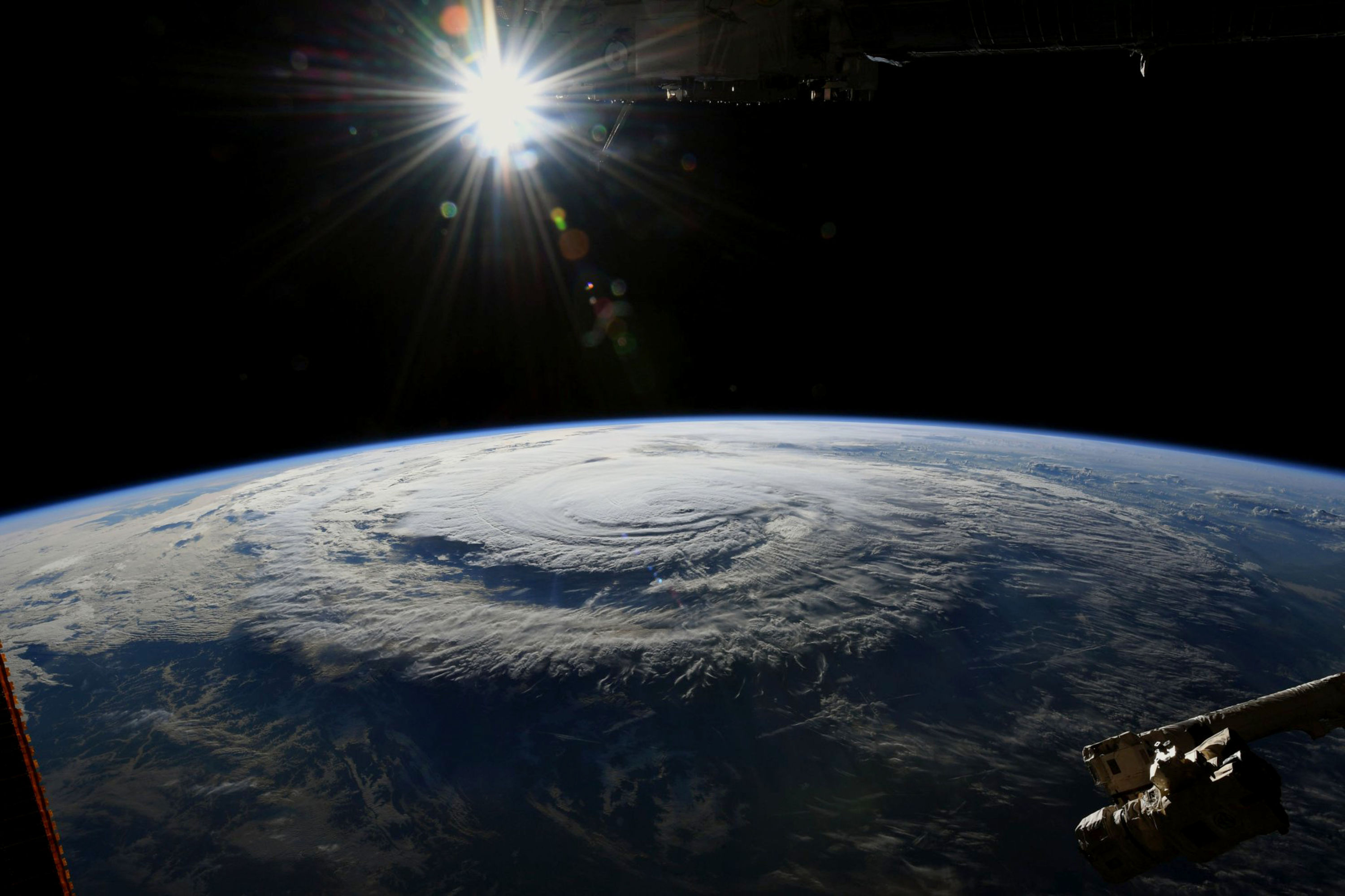 Космический вид. Ураган Флоренс фото из космоса. О земле и космосе. Вид земли с космоса. Космос вид с планеты.