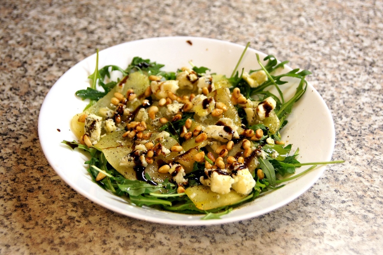 Салат из зелени с кедровыми орехами, пошаговый рецепт с фото