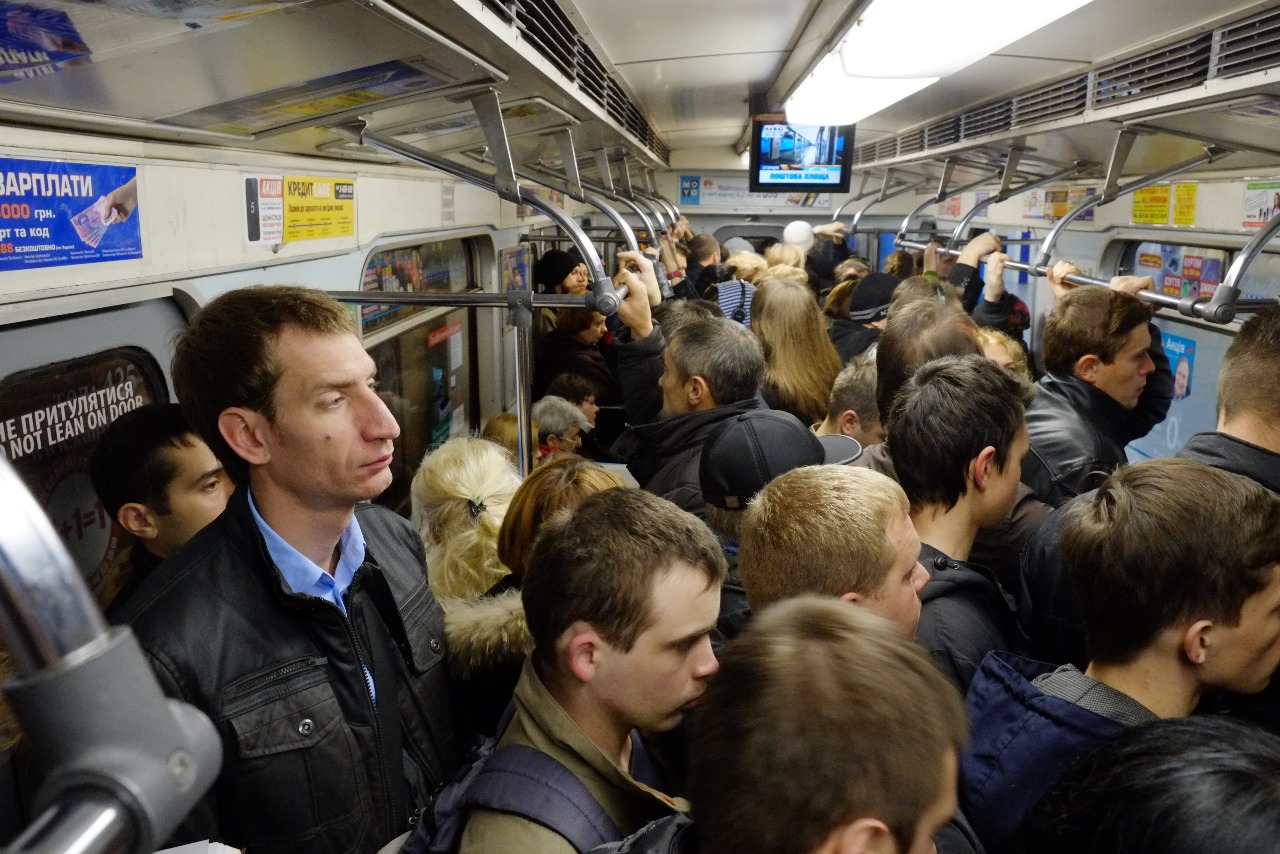 Пассажиры в метро. Толпа в вагоне метро. Вагон метро с пассажирами. Люди едут в метро.