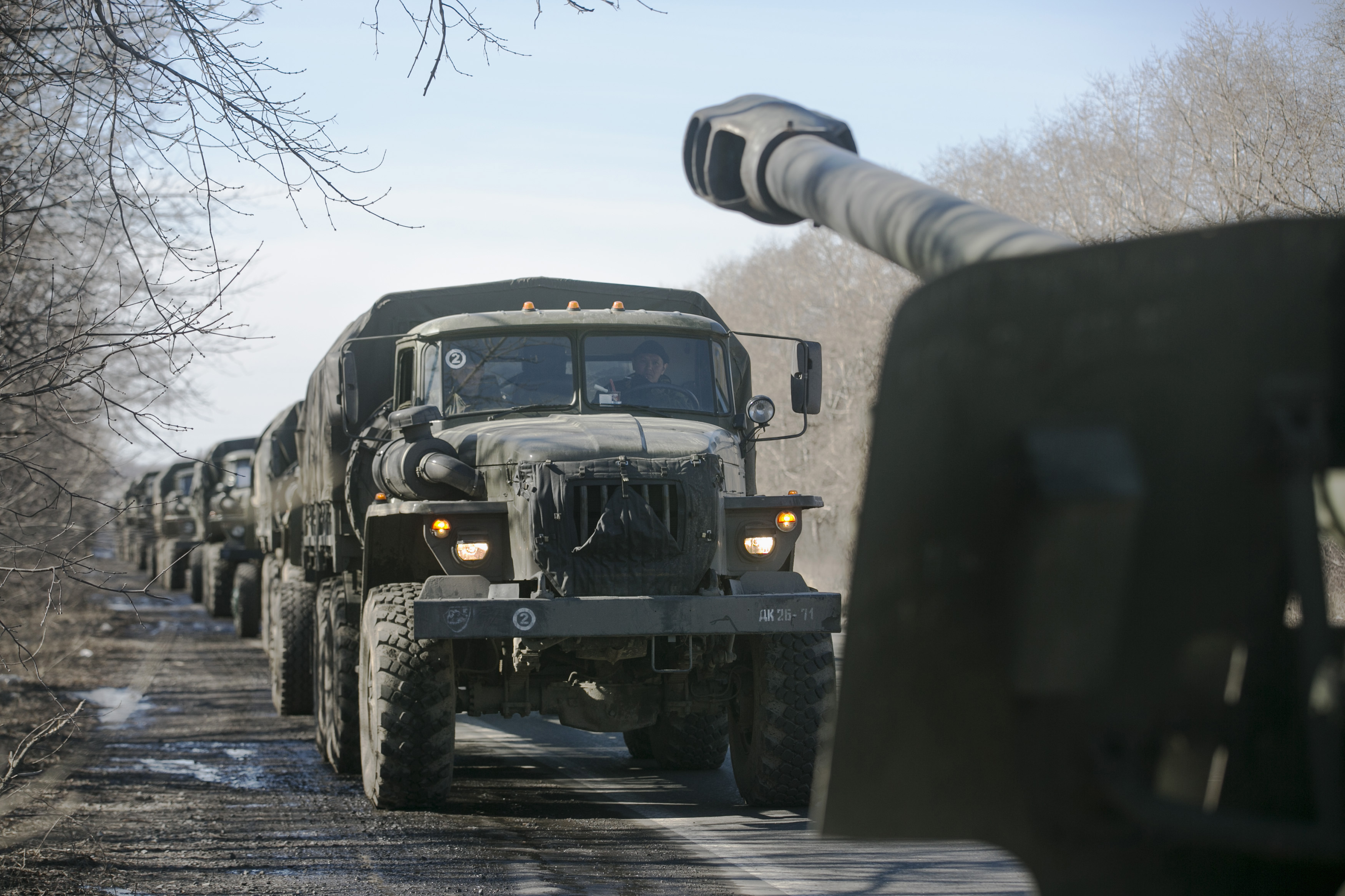 На Донбассе заметили десятки фур и военных грузовиков без номеров - ЗНАЙ ЮА