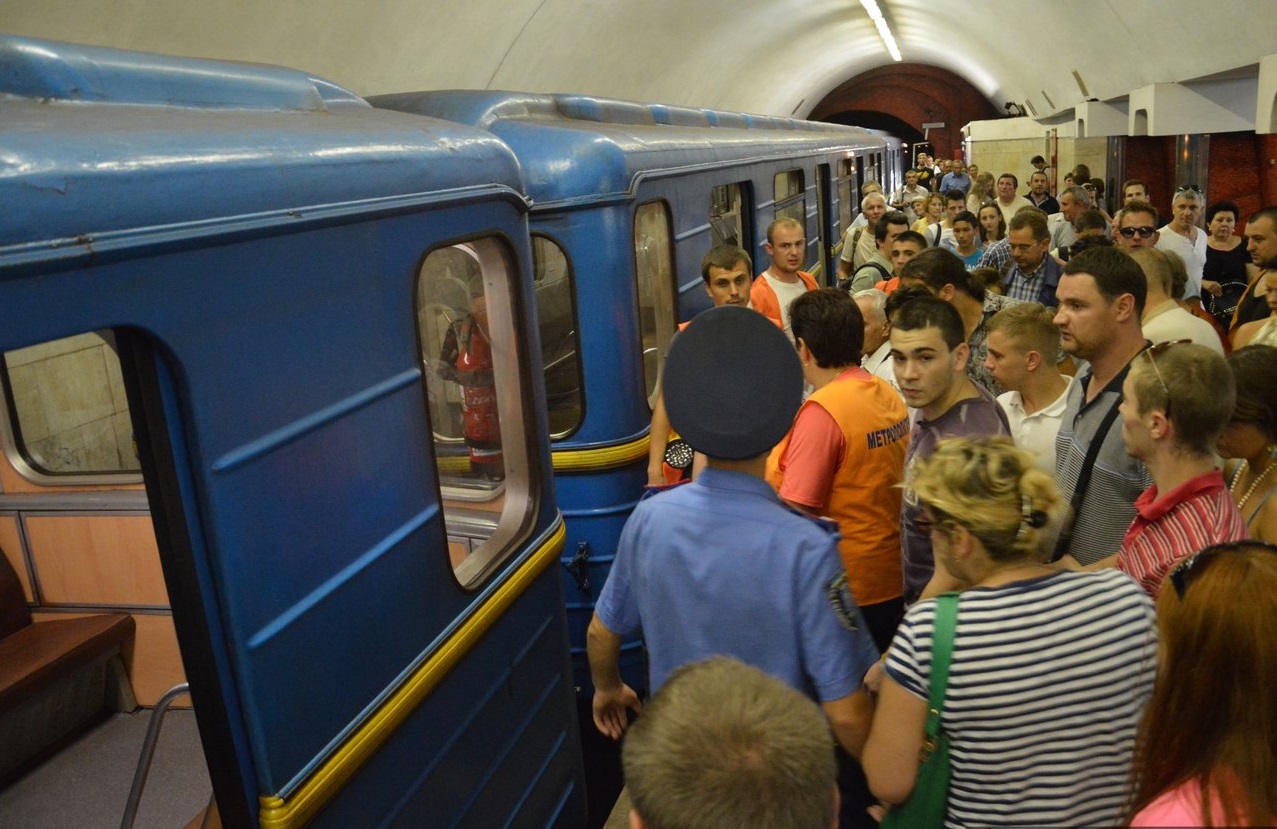 Почему москвичи в метро падают на рельсы