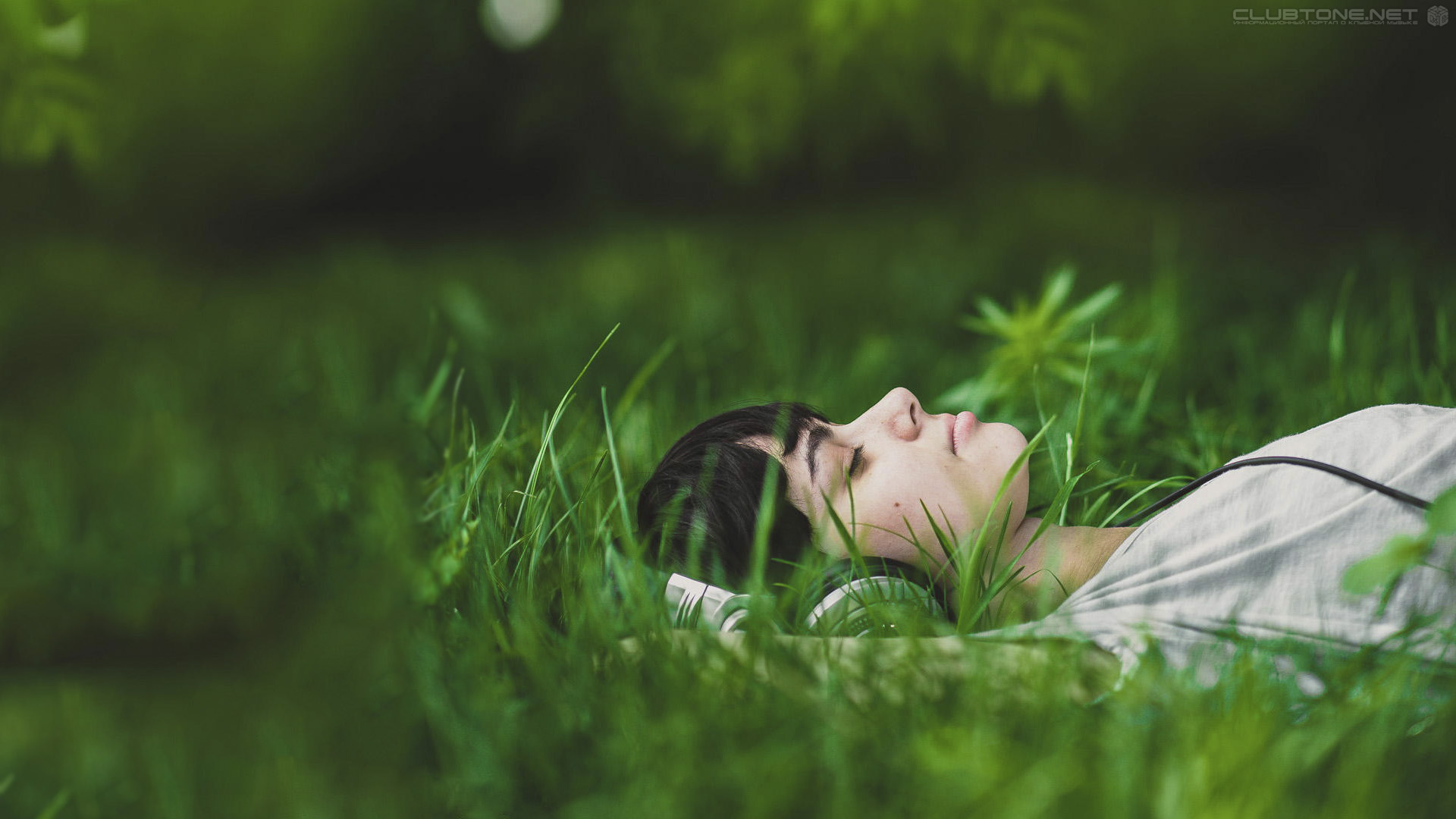 Медитация релаксация голосом. Лежит на траве. Девушка лежит на траве. Человек лежит на траве. Расслабление на природе.