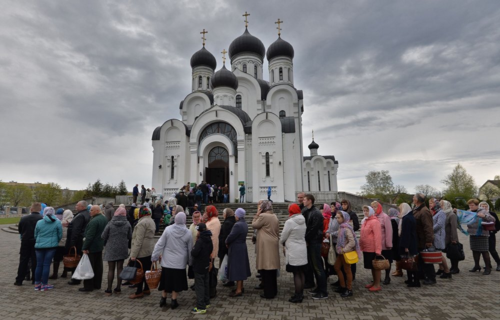 Перед храмом. Люди идут в храм. Люди около храма. Люди возле церкви. Возле церкви.