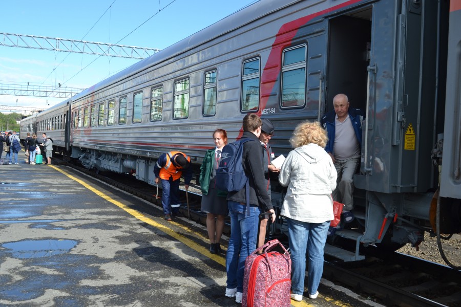 Сели на электричку. Посадка в электричку. Посадка пассажиров в вагон. Посадка пассажиров в поезд. Пассажиры садятся в поезд.