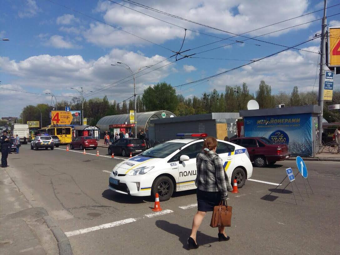 В Запорожье бабушка на бешеной скорости протаранила головой машину  патрульных: видео - ЗНАЙ ЮА