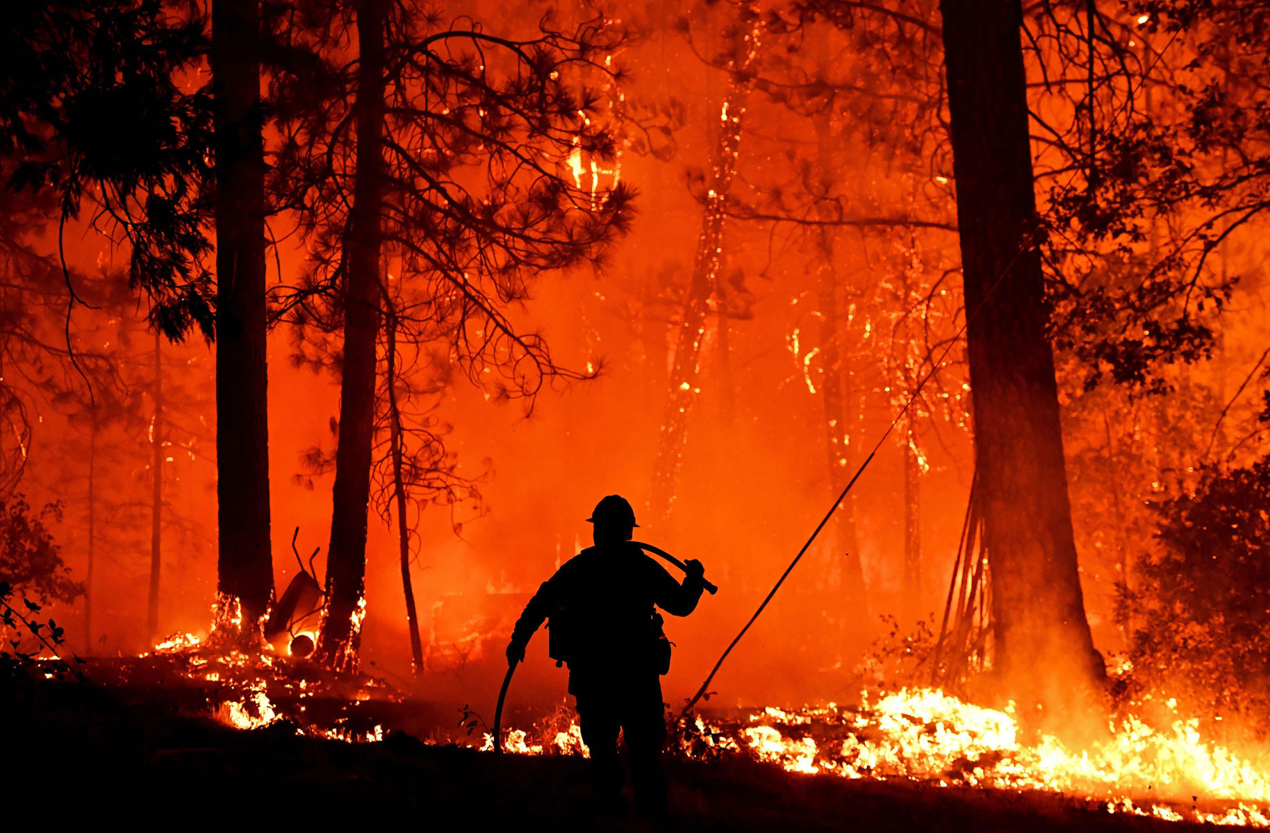 Человек на фоне лесного пожара