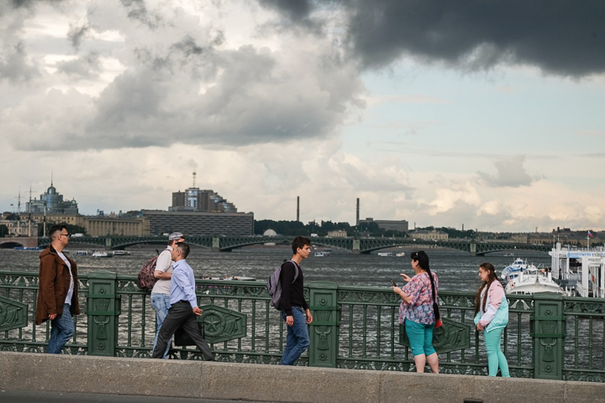 Погода в петербурге сейчас. Климат Санкт Петербурга летом. Лето Санкт-Петербург пасмурный. Теплый август в Санкт-Петербурге. Санкт-Петербург в августе сейчас.