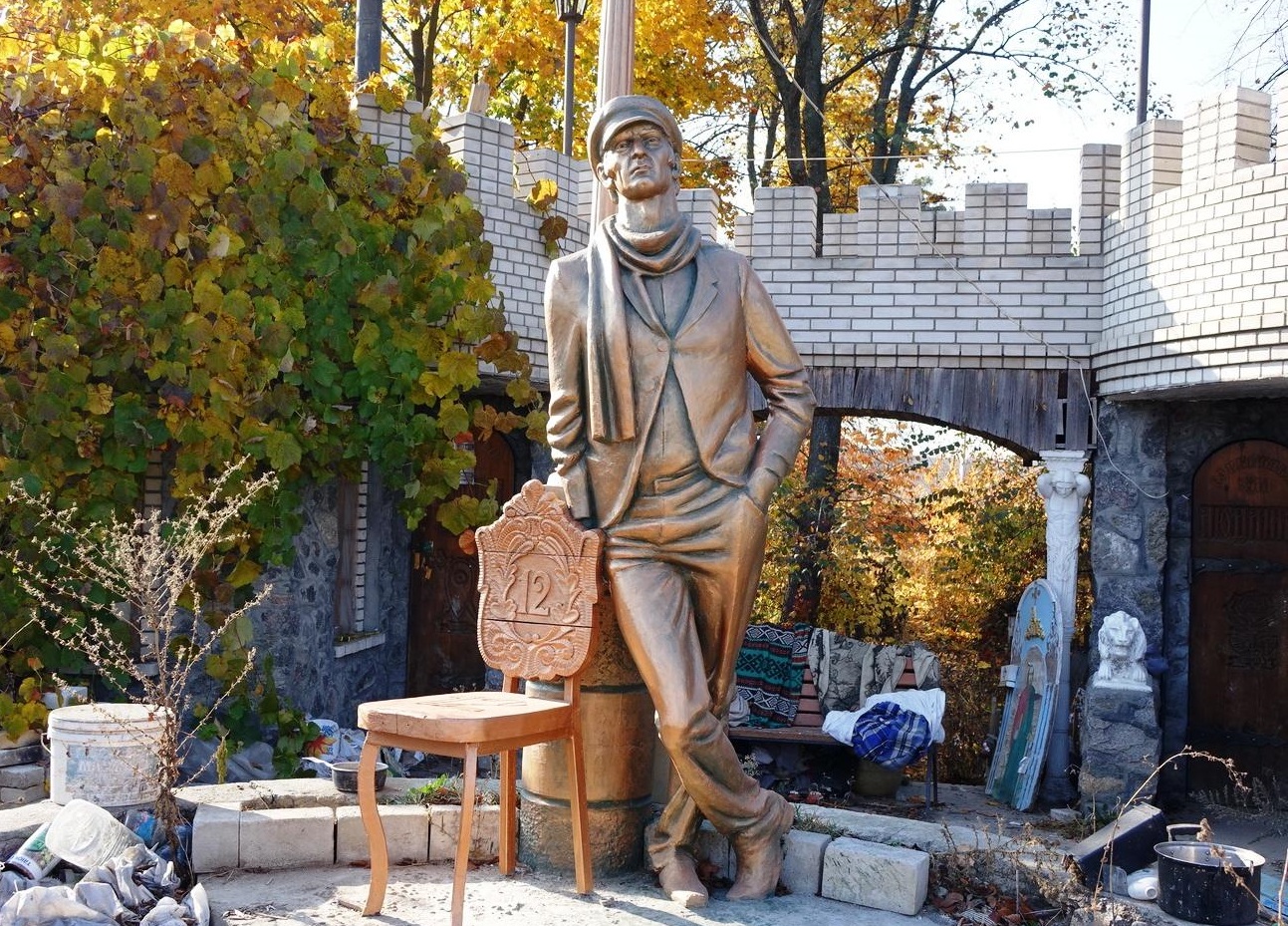 памятник бендеру в санкт петербурге