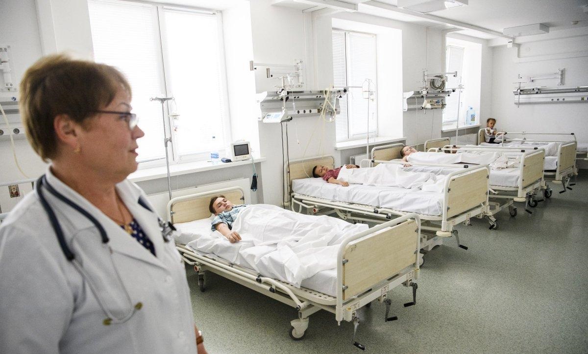 Ребенок в палате. Человек в больнице с отравлением. Девушка больница смерть. Клизма девушки в больнице. Дети отравление больница.