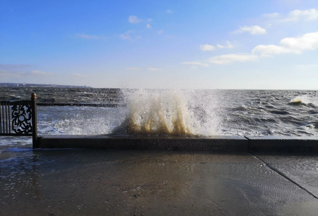 Моря вышли из берегов. Керчь набережная море. Керчь набережная шторм. Набережная Керчь зима. Керчь набережная зимой.