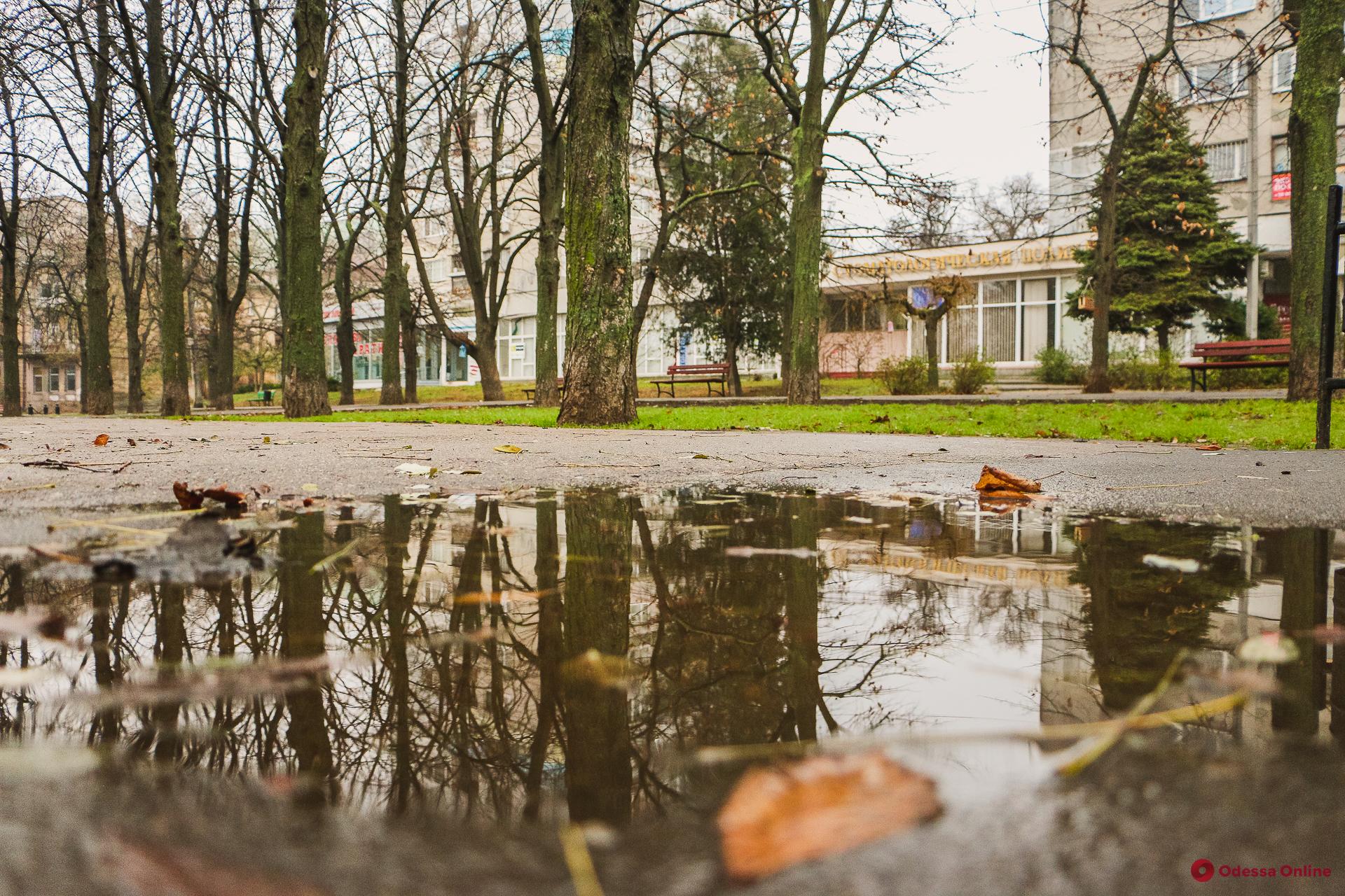 Обед дождь. Улица Одессы пасмурно.