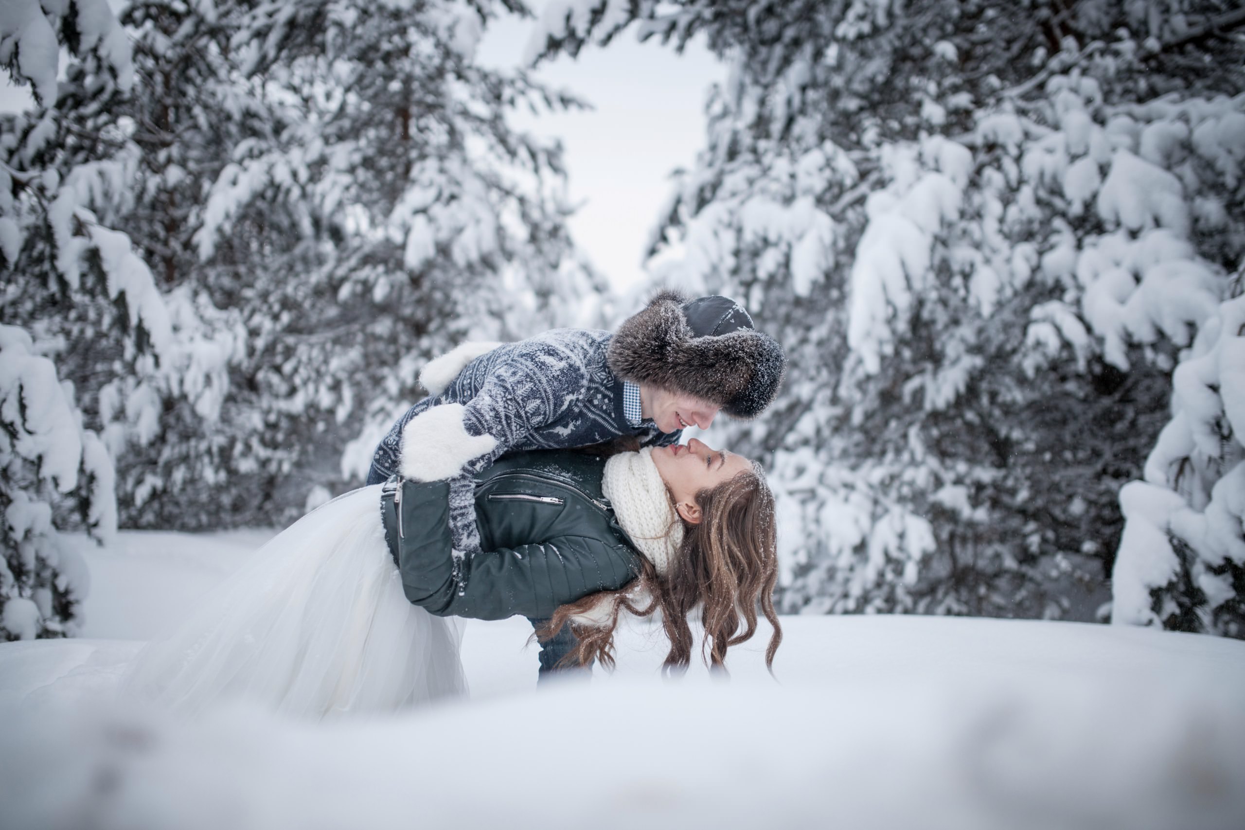 Снегопад шепот. Зимняя фотосессия в лесу. Зима любовь. Романтика зимой. Влюбленные в снегу.