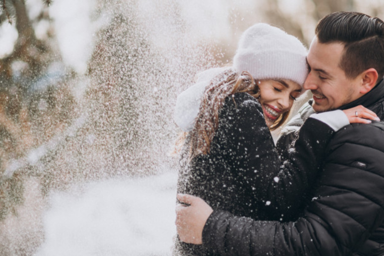 Взять зима. Зима открыла снежные объятья. Snow Happy couple.