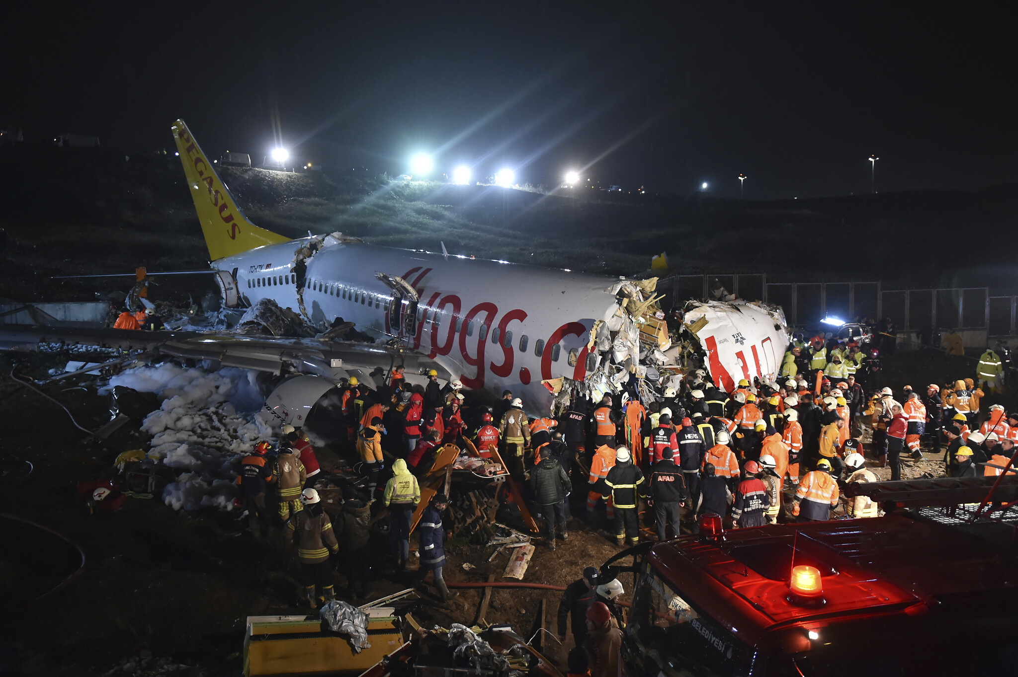 Пассажиры боинга 737 800. Крушение Boeing 737 в Стамбуле. Боинг 737 авиакатастрофа. Крушение Боинга 737 в Казани. Боинг 737 турецкие авиалинии авиакатастрофы.