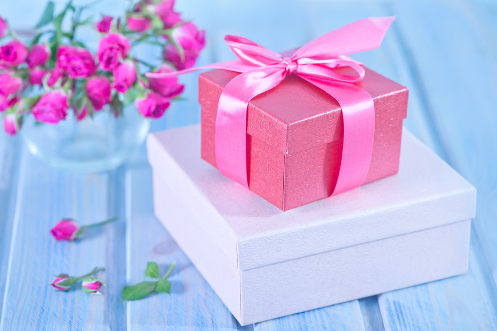 Подарок женщине на день рождения — что подарить женщина на юбилей