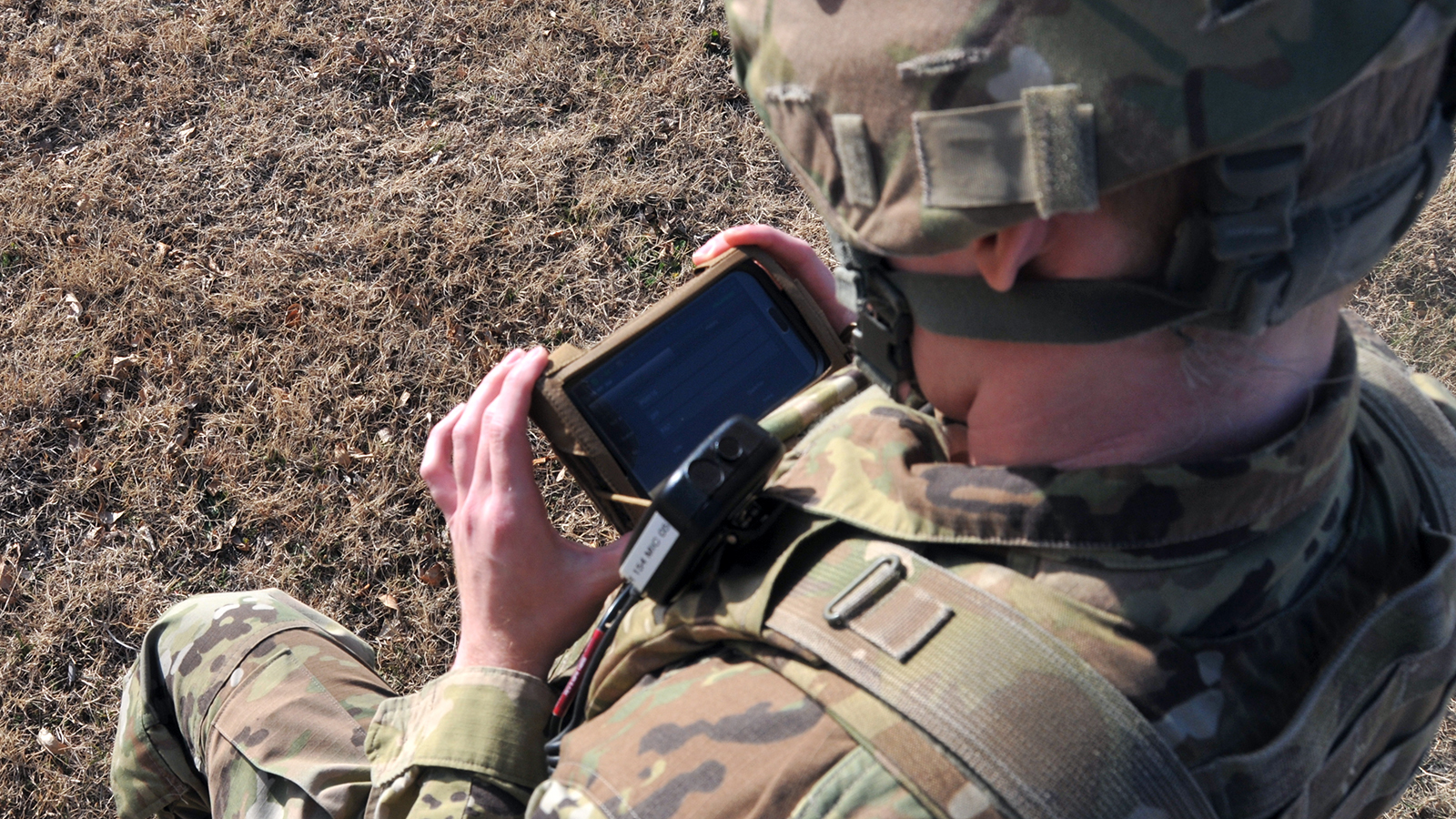 Фото военных телефонов. Военный телефон. Солдат с мобильником. Военный мобильник. Военнослужащий со смартфоном.