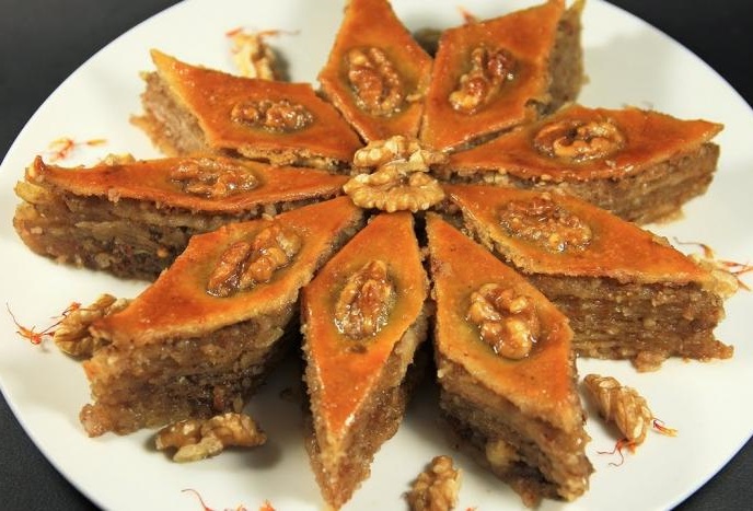 Пахлава из слоеного теста — рецепт с грецкими орехами и медом + 10 фото