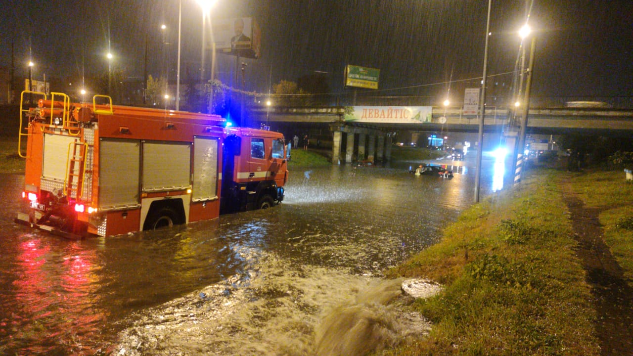 Во Франковске ливень затопил улицы - ЗНАЙ ЮА