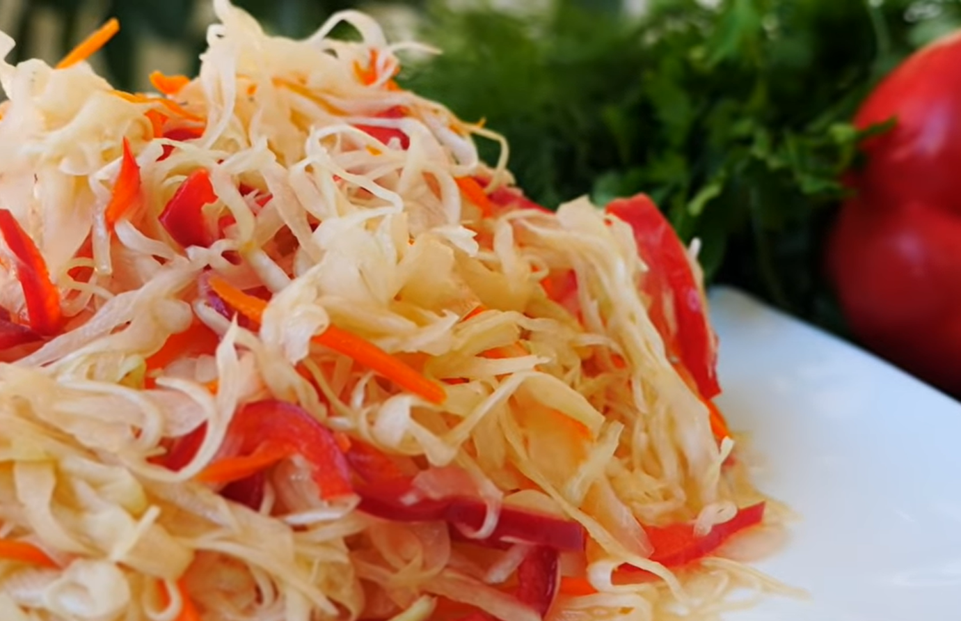 Рецепт: Быстрый салат с капусты под маринадом - с болгарским перцем и чесноком