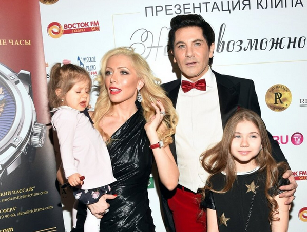 Бір гей жігіт ұйықтап жатқанда тіке жігітті сиқып алды.