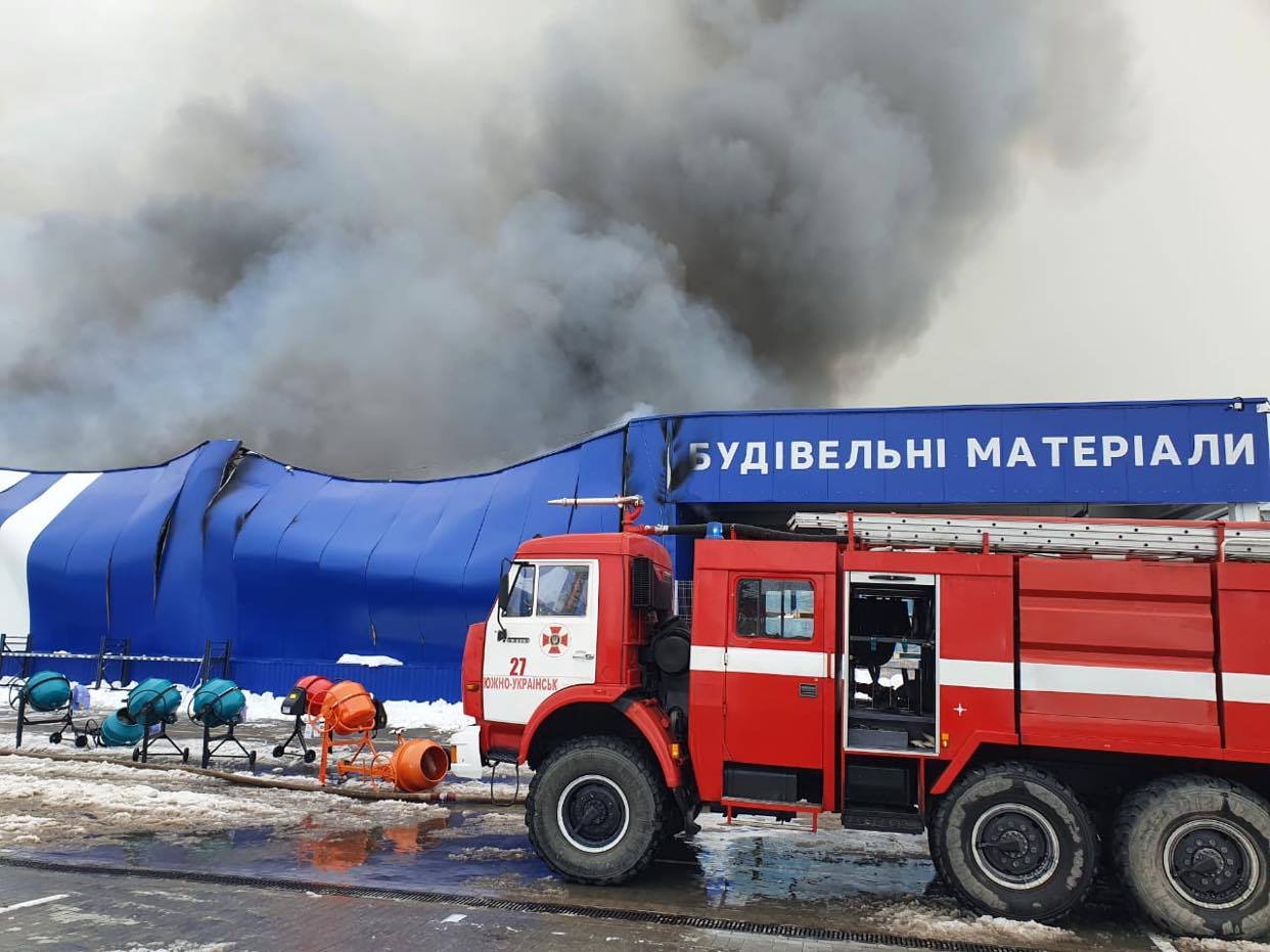 В "Эпицентре" вспыхнул масштабный пожар: все помещение в ...