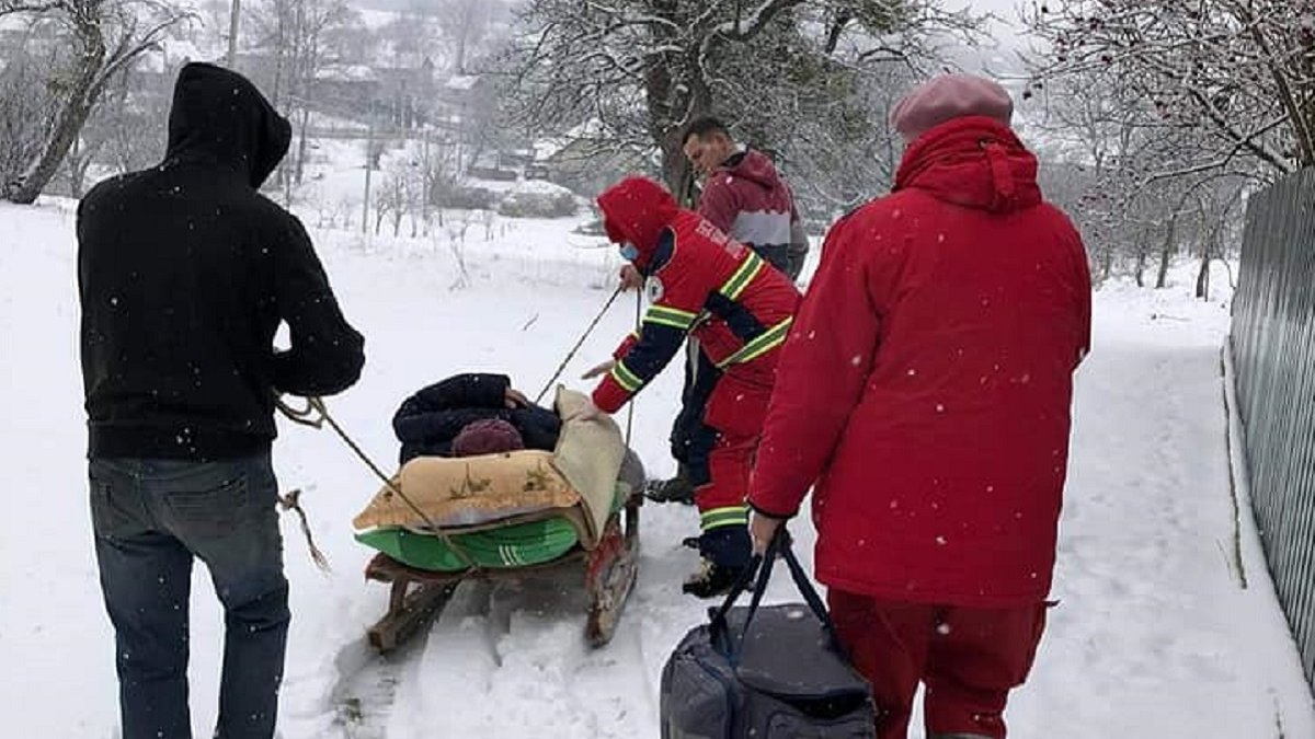 Поддержка везет. Скорая помощь на санях. Через снежные заносы. Снежная баба вахтовиков. Волокуши у медиков.