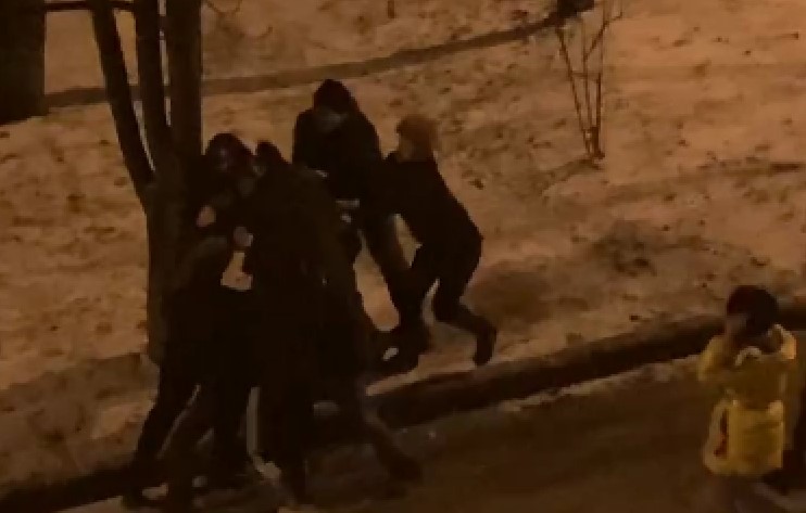 Избиение группой лиц. Толпа на толпу драки подростки. Толпа подростков бухают. Драка пьяных подростков фото