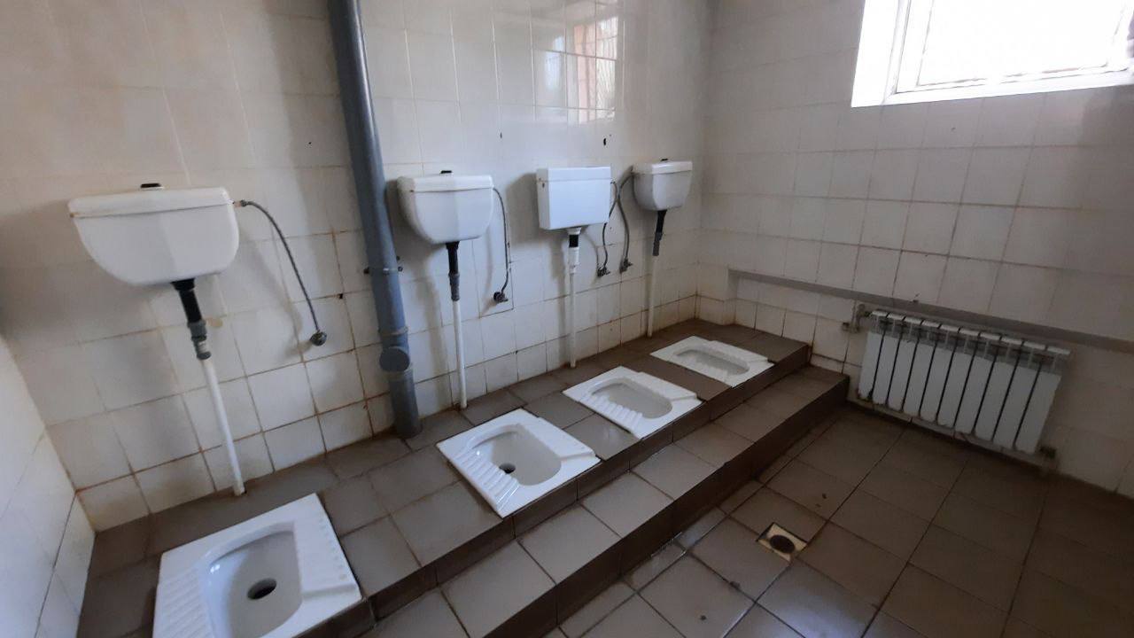 На щине показали туалеты в школах без перегородок - ЗНАЙ ЮА