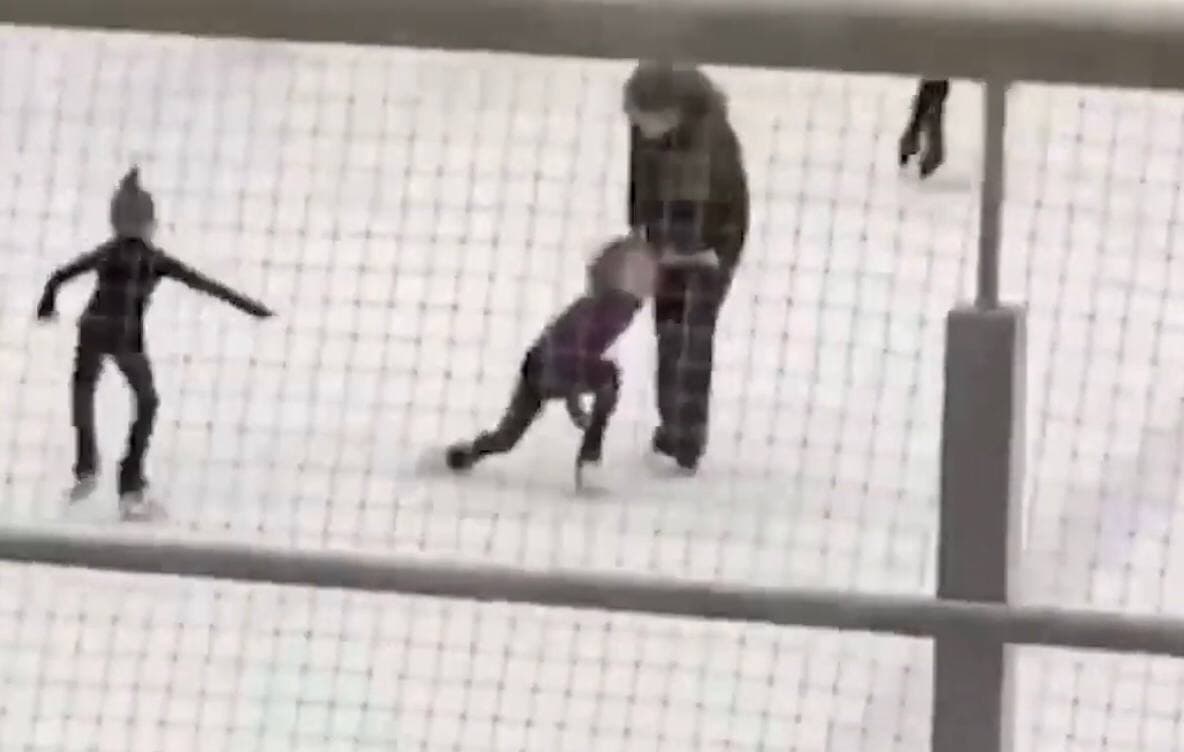 Спортики поймали девушку. Тренер пнул ребенка хоккей. Фигуристы избили в Москве.