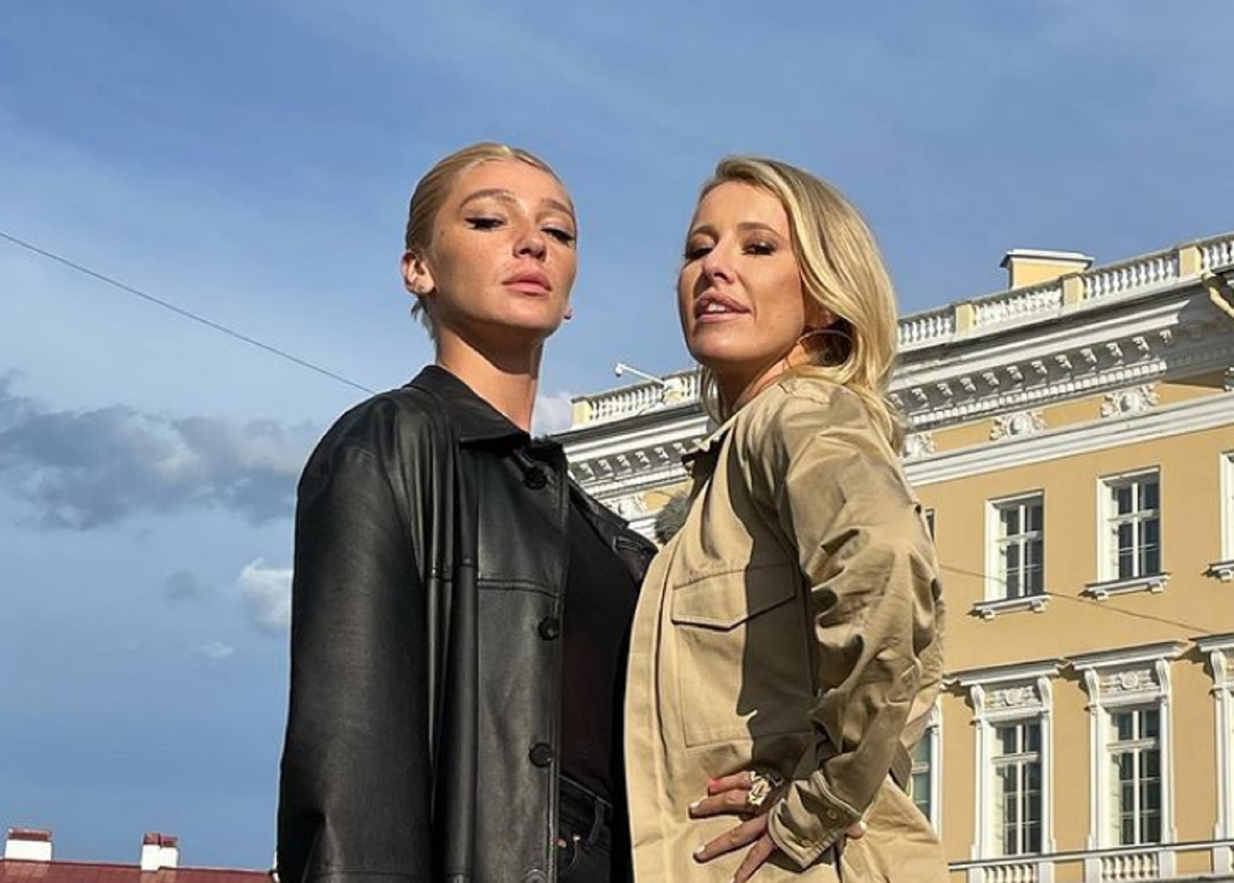 Королевские кобры ивлеева и собчак. Поцелуй ксении собчак и ивлеевой. Собчак и ивлеева. Собчак и ивлеева. Королевские кобры ивлеева и собчак.