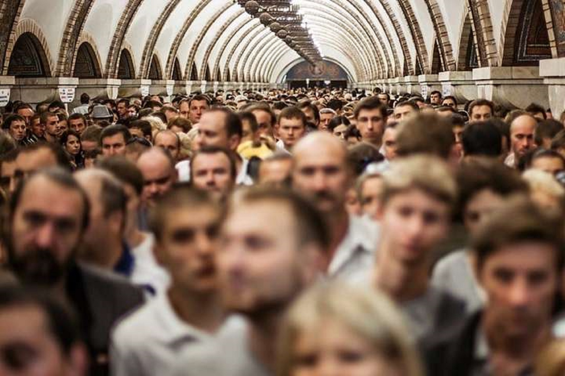 Много людей в метро. Население Киева 2022. Толпа людей в Москве. Много людей.
