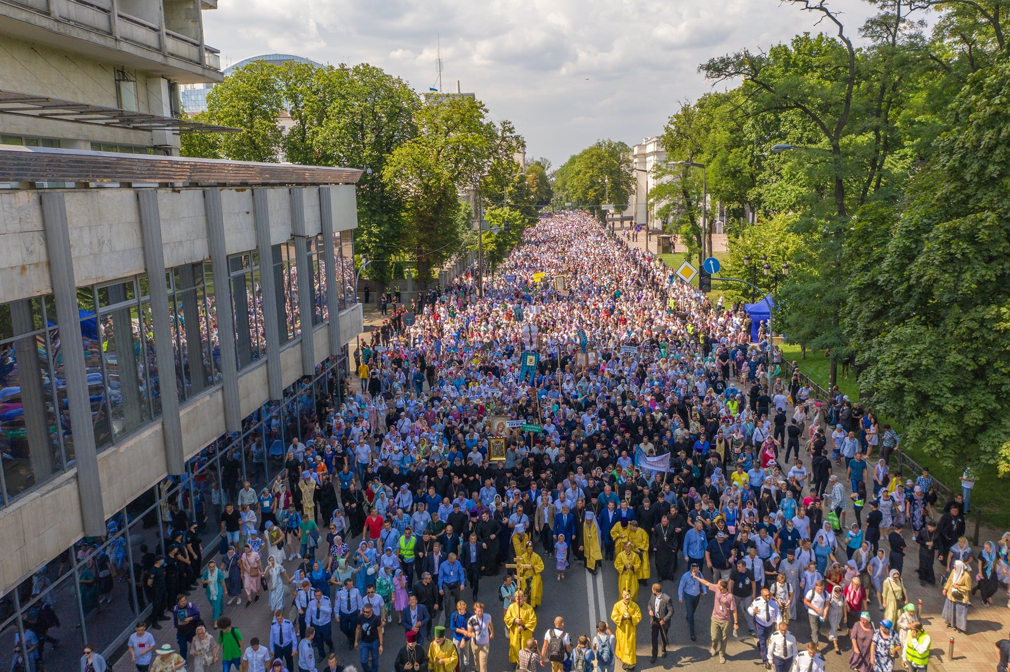 Почему киев. Крестный ход в Киеве. Крестный ход на Украине 2021. Крестный ход в Киеве на крещение Руси. Крестный ход в Киеве 2019.