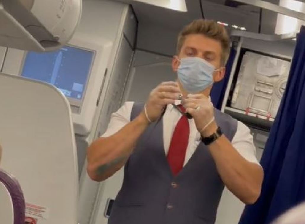 "Человекпаук" вернулся? На борту самолёта обнаружили