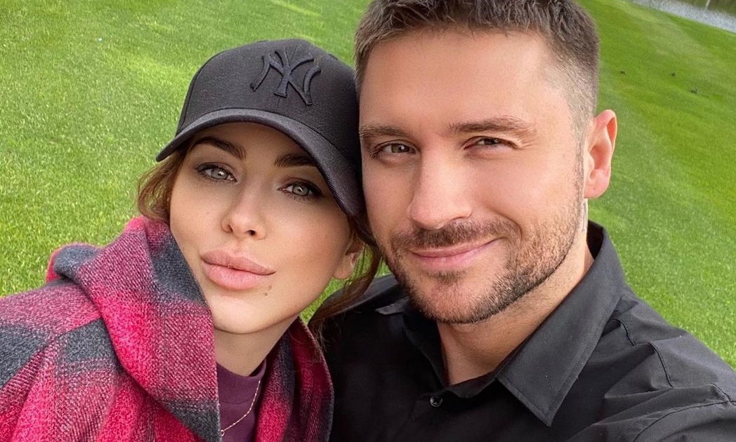 Ани Лорак убралась в перья как Филипп Киркоров по дороге в