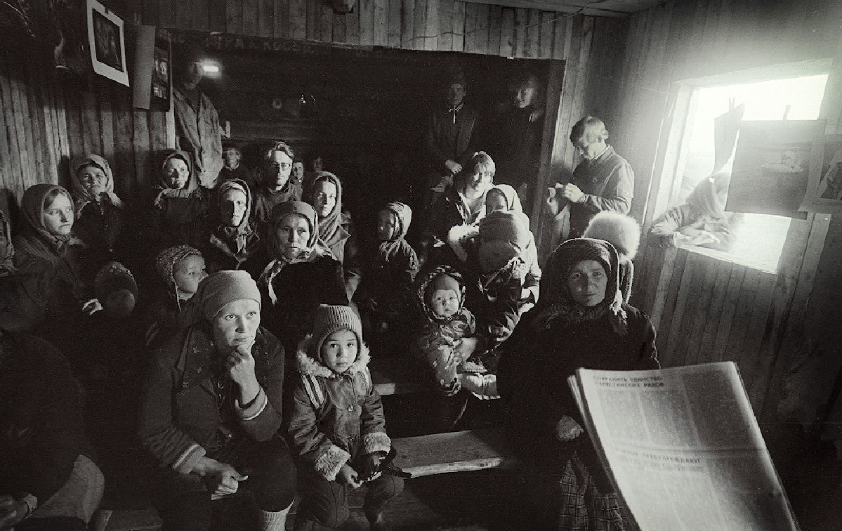 Ссср страшно. Кинопередвижка в деревне. Страшный СССР на старых фотографиях. Кинопередвижки на селе. Политинформация в СССР.