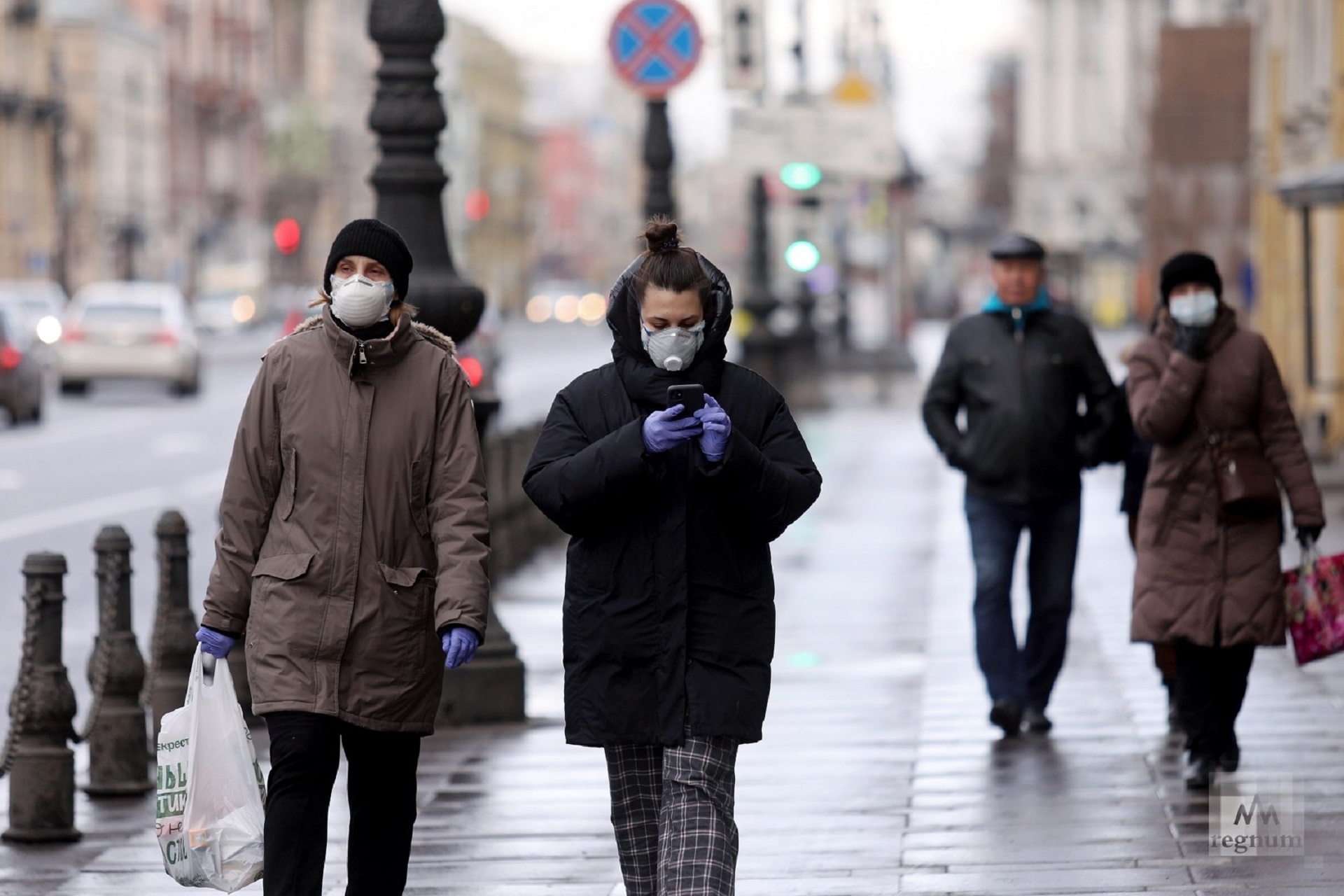 В масках было лучше. Люди в масках ковид Россия. Ковид 19 люди в масках Россия. Люди в масках на улице зимой. Люди на улице.