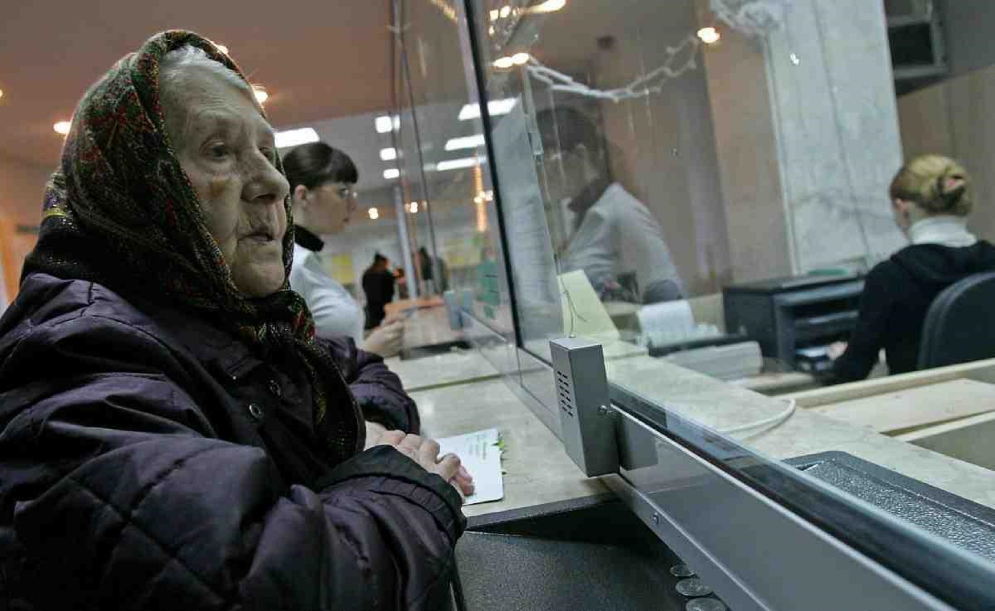 Сбербанк пенсионеры. Бабушка в банке. Пенсионер в банке. Бабки из банка. Сбербанк пенсионеры.