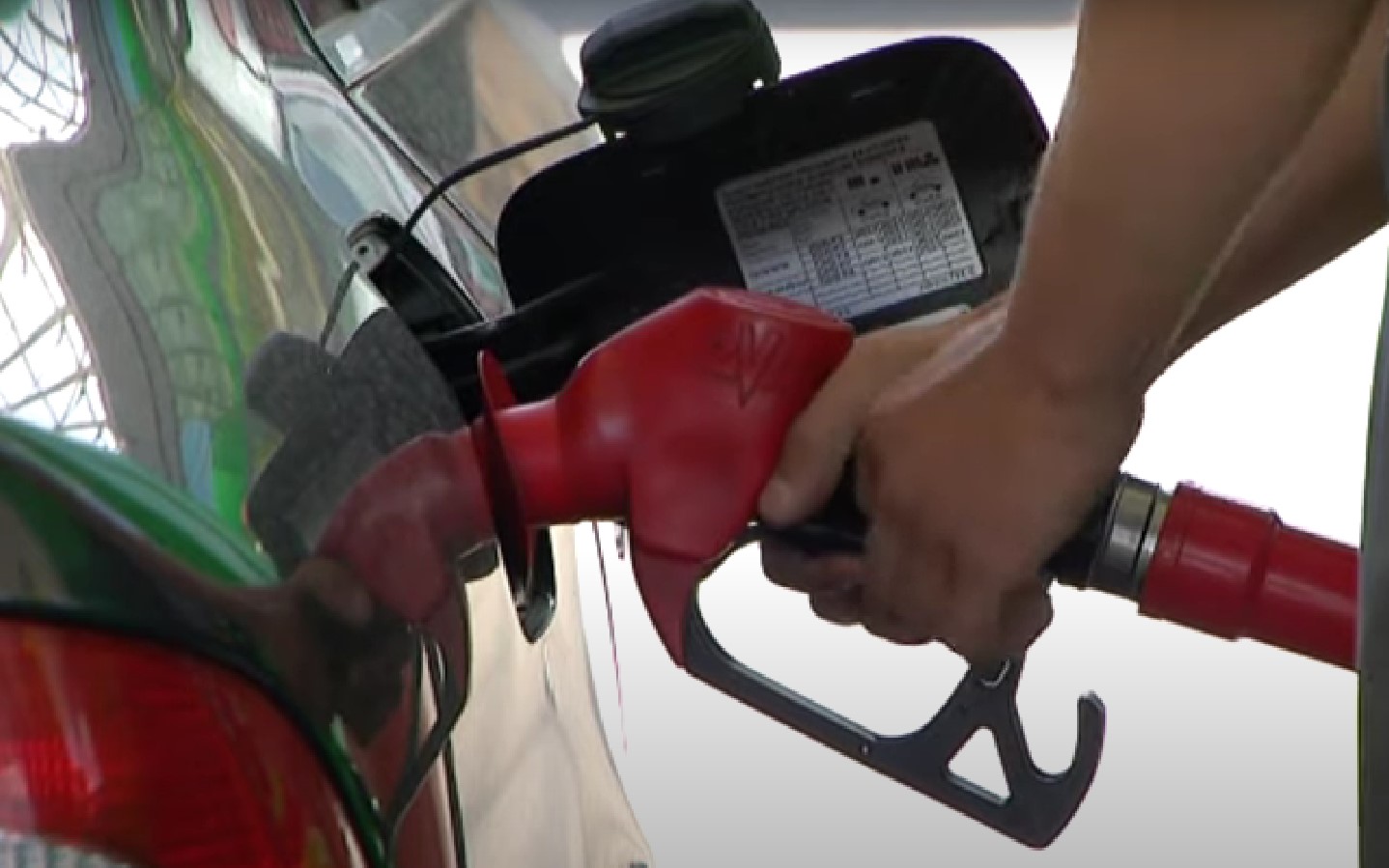 Заправщик на азс зимой. Как заправляться дешевле. Как заправляться дешевле. Венгрия бензин. Красивые девушки на автозаправке.