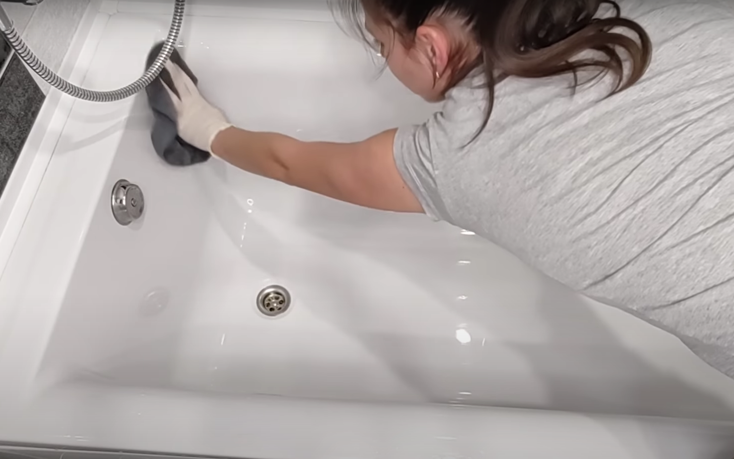 Как почистить ванну и вернуть ей первоначальную белизну домашними средствами