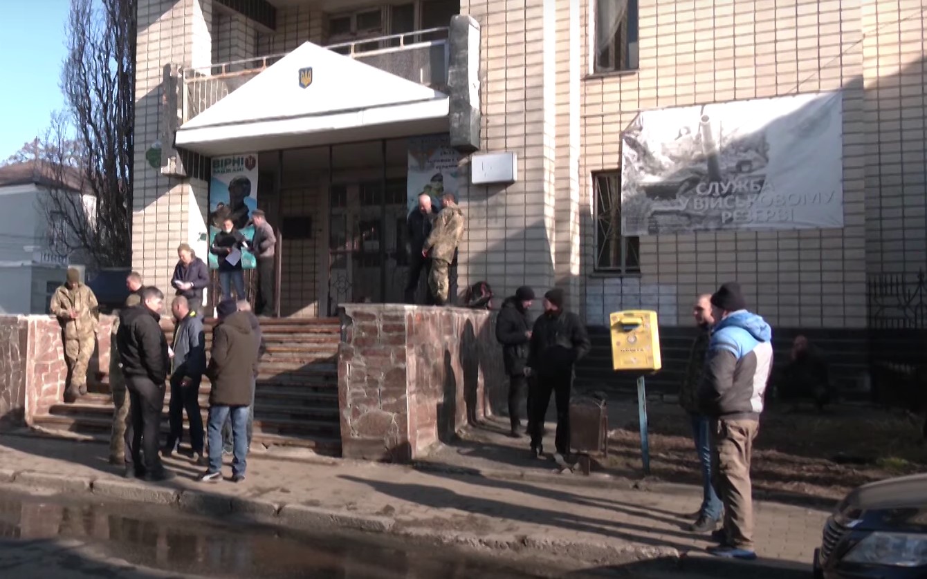 Спочатку "списували", потім "мобілізували": у ТЦК викрили дві масштабні схеми