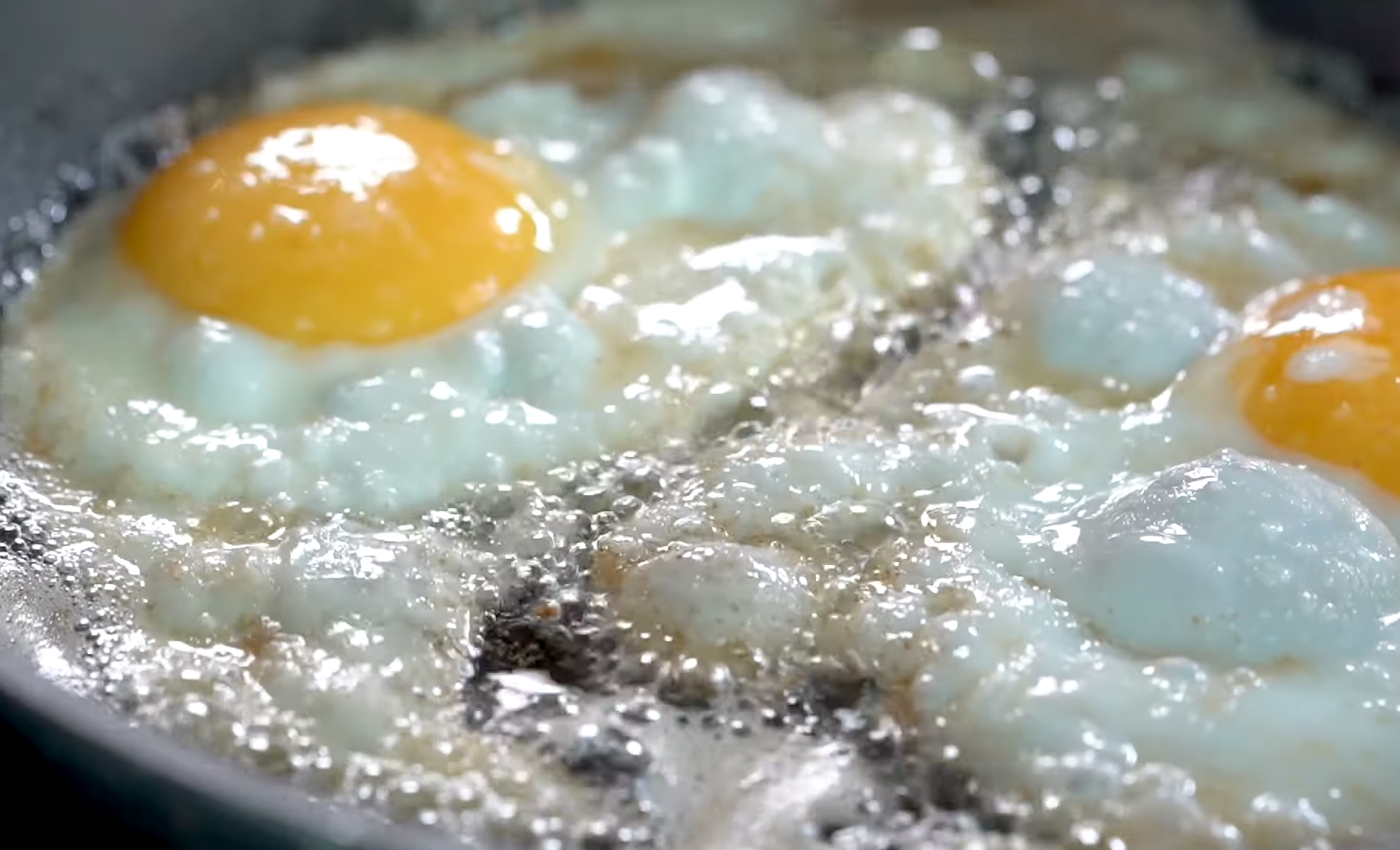 А вы правильно готовите обычную яичницу? Главные правила простого и  любимого завтрака, рецепт - ЗНАЙ ЮА