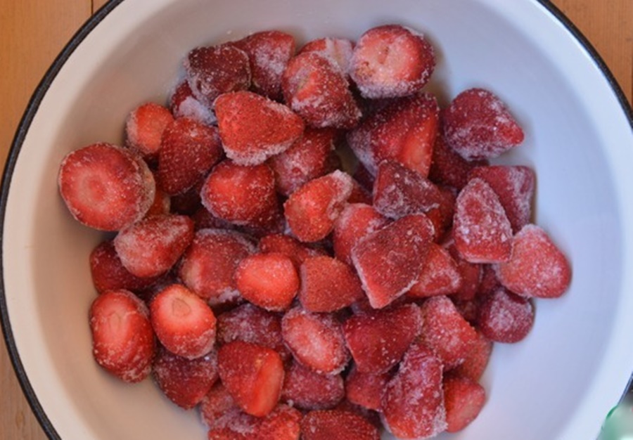 Клубника со сгущенкой на зиму заморозить. Компот десерт. Компот из земляники. Засахаренные ягоды. Варенье из замороженной клубники.