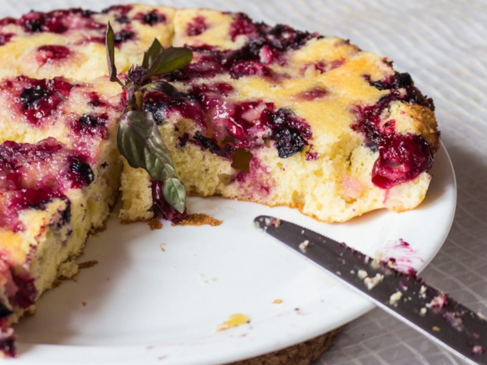 Пирог со смородиной. Пирог с чёрной смородиной замороженной. Пирог со смородиной и сметаной. Рецепт пирога смородины на кефире. Рецепт пирога смородины на кефире.