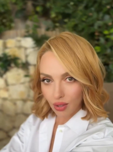 Сиськи, киска және шұлықтардың жақыннан түсірілген фотосуреттері